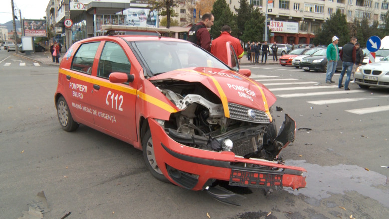 O masina a SMURD, implicata intr-un accident in Baia Mare Imagine