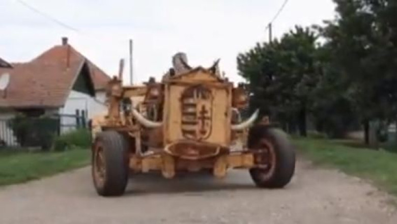 O masina construita din lemn circula pe ulitele unui sat din Ungaria Imagine