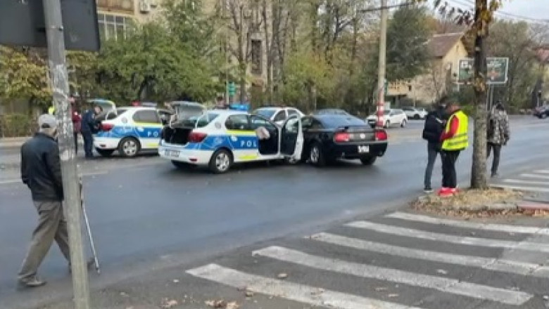 O masina de politie aflata in misiune a fost izbita in plin, in Bucuresti. Doi politisti au ajuns la spital Imagine