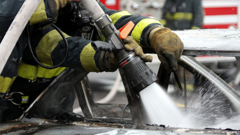 O masina electrica a luat foc in Arad, iar pompierii au avut nevoie de 3 ore ca sa stinga flacarile Imagine