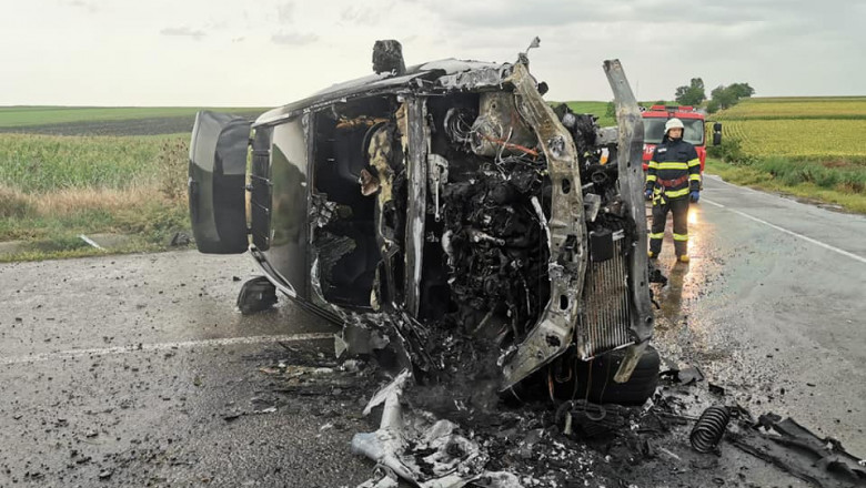 O masina in care erau doi tineri s-a facut scrum dupa ce a lovit un pod Imagine