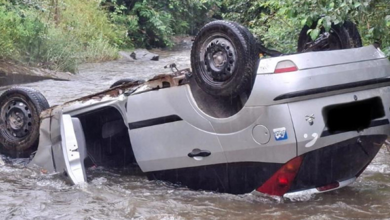 O masina in care se aflau un adult si patru copii s-a rasturnat in albia Jiului. Trei fete si un baiat, transportati la spital Imagine