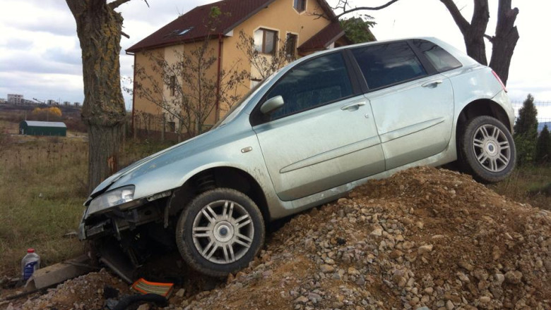 O masina s-a izbit de o gramada de pietris de pe marginea DN76, dupa ce soferul a facut atac cerebral Imagine