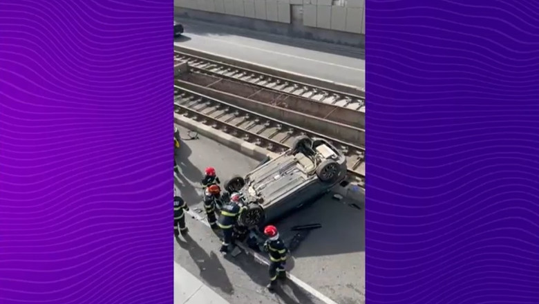O masina s-a rasturnat pe o strada din Bucuresti. Circulatia tramvaielor de pe linia 41 a fost afectata. Soferul a fost dus la spital Imagine