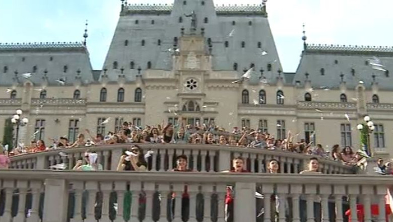 O mie de avioane de hartie lansate de ieseni pentru un aeroport modern Imagine