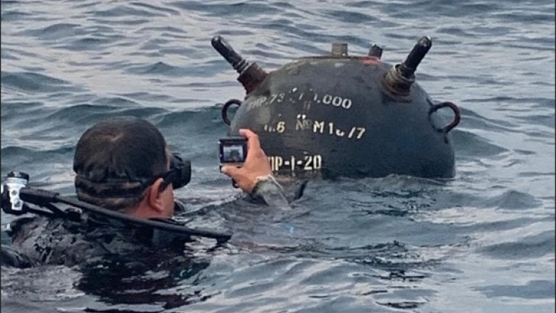 O mina in deriva a fost gasita in largul coastei de la Eforie. Momentul in care este distrusa de militarii romani - VIDEO Imagine