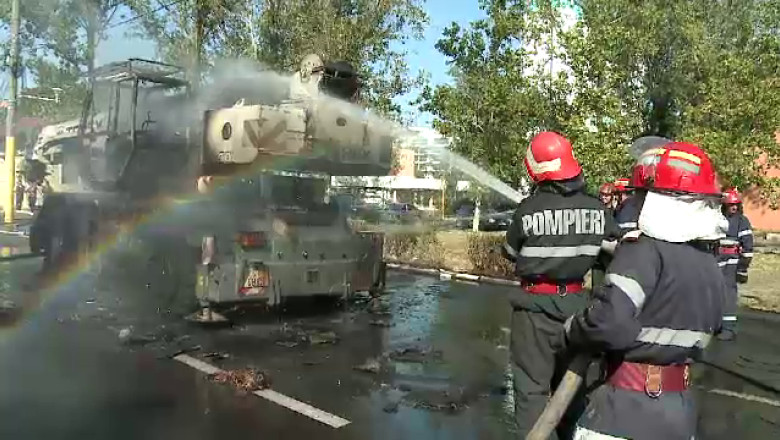 O motocicleta si o macara au luat foc in Mamaia Imagine