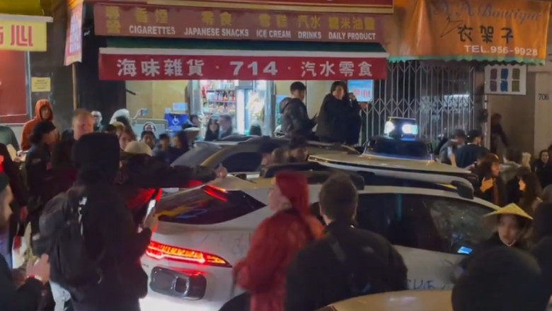 O multime furioasa a atacat un taxi autonom in San Francisco. Masina a fost vandalizata si apoi incendiata Imagine