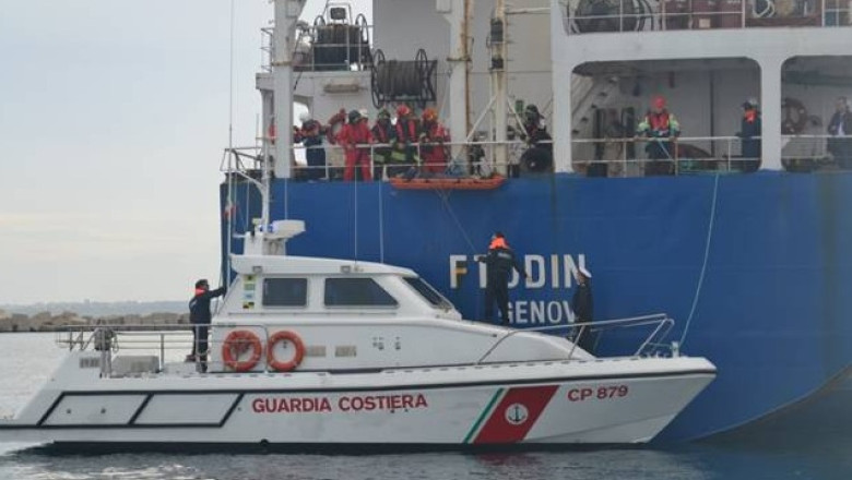 O nava abandonata de echipaj, cu 450 de imigranti la bord, se apropie de coastele italiene Imagine