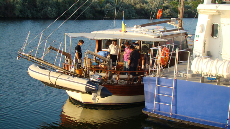 O nava cu 33 de imigranti sirieni a fost interceptata in apele teritoriale romanesti. La bord se afla si sapte copii Imagine