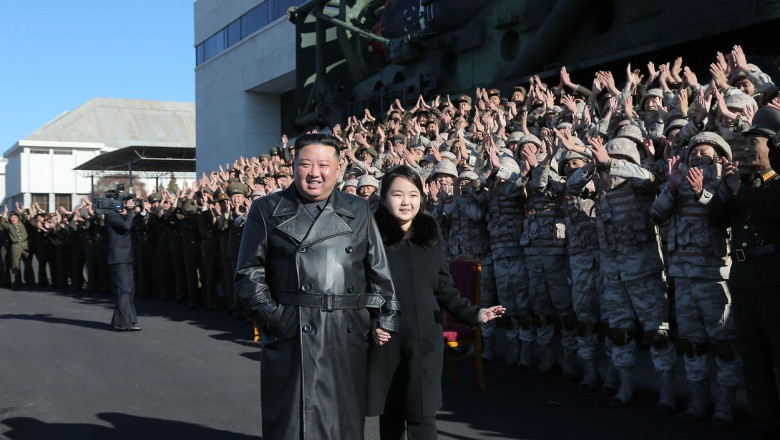 O noua aparitie in public a fiicei lui Kim Jong-un. Liderul nord-coreean a venit la brat cu fata de 12 ani, la o intalnire cu soldatii Imagine