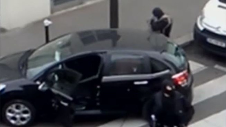 O noua inregistrare cu momentul in care teroristii au parasit redactia Charlie Hebdo - VIDEO Imagine