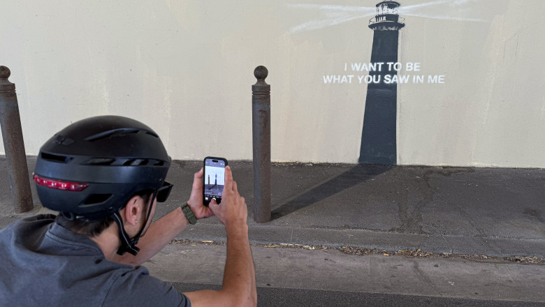 O noua opera a lui Banksy a aparut pe o strada din Marsilia: „Vreau sa fiu ceea ce ai vazut in mine” Imagine