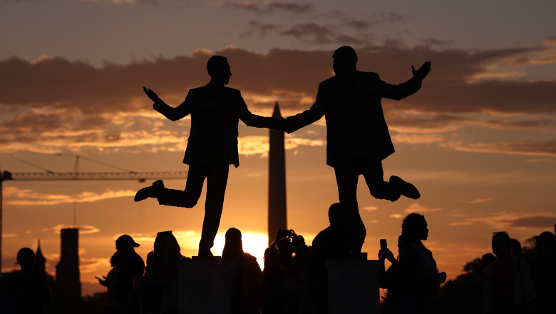 O noua statuie aparuta in Washington DC celebreaza „legatura de lunga durata” dintre Donald Trump si Jeffrey Epstein Imagine