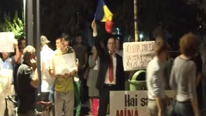 O noua zi de proteste la Universitate. Oamenii au blocat din nou bulevardul Regina Elisabeta Imagine