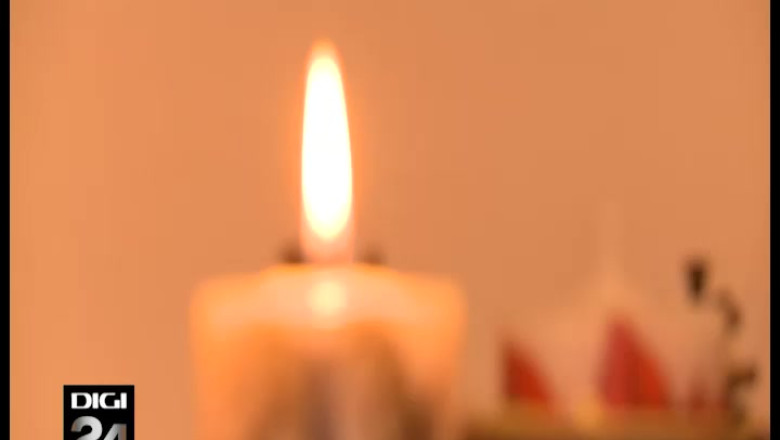 O oradeanca a invatat de pe internet sa faca lumanari decorative Imagine