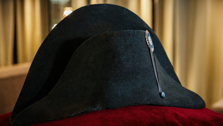 O palarie purtata de Napoleon Bonaparte a fost vanduta cu aproape 2 milioane de euro Imagine
