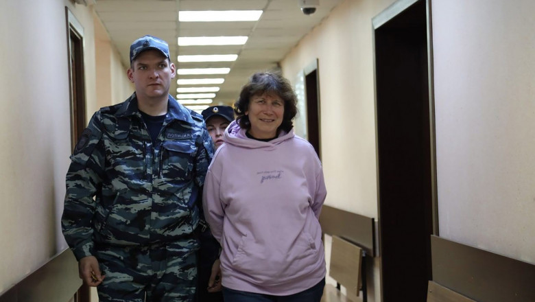 O pensionara din Rusia, arestata pentru un bilet lasat la mormantul parintilor lui Putin. Acuzatii de profanare de cadavre si morminte Imagine