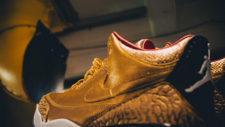 O pereche de tenisi dintr-o colectie rara a fost gasita intr-un container pentru donatii. A fost vanduta la licitatie cu o suma uriasa Imagine