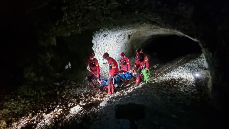 O persoana a fost gasita decedata pe munte. Salvamontistii romani au transportat alte 4 la spital Imagine