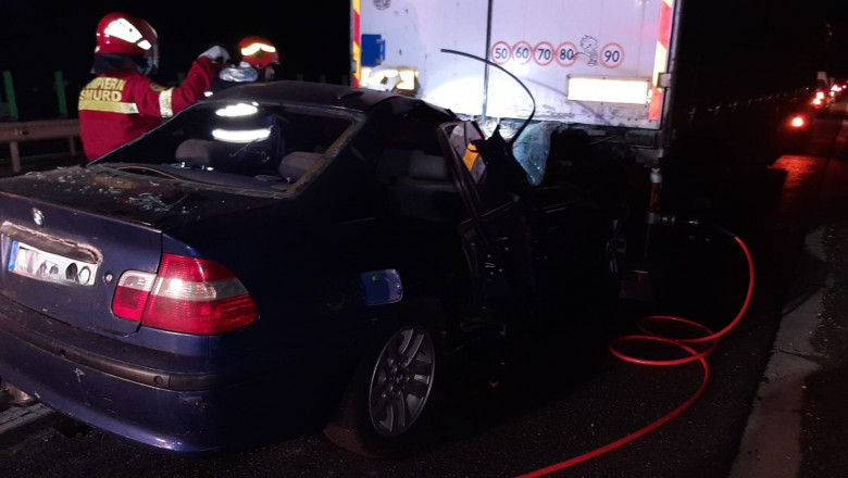 O persoana a murit dupa ce un BMW a intrat sub un TIR, pe autostrada A4, in apropiere de Agigea Imagine