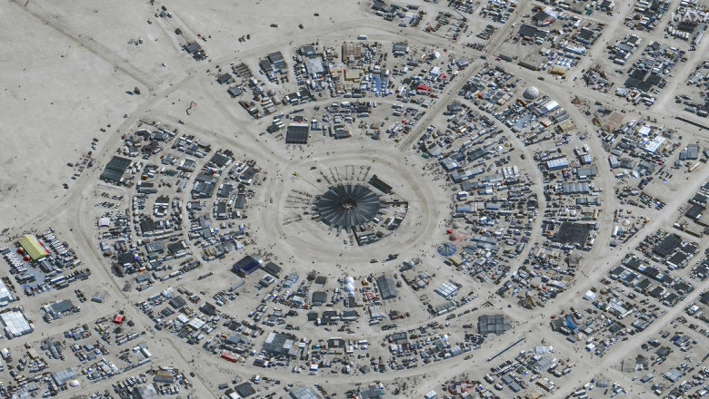 O persoana a murit la festivalul Burning Man, alte 70.000 sunt blocate. "Noroiul actioneaza ca nisipurile miscatoare" Imagine