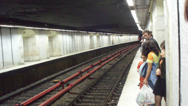 O persoana s-a aruncat in fata metroului, la statia Piata Romana Imagine