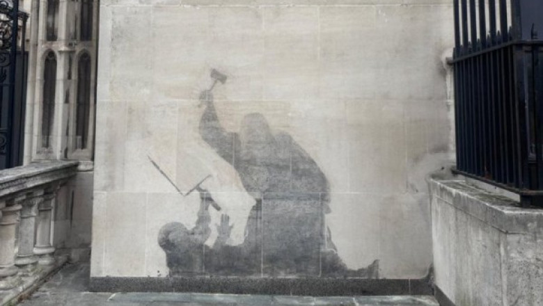 O pictura murala realizata de Banksy pe o cladire a justitiei britanice a fost indepartata dupa ce a starnit controverse Imagine