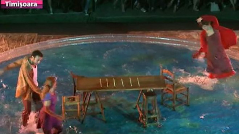 O piesa de teatru impresionanta: intr-o piscina! Imagine