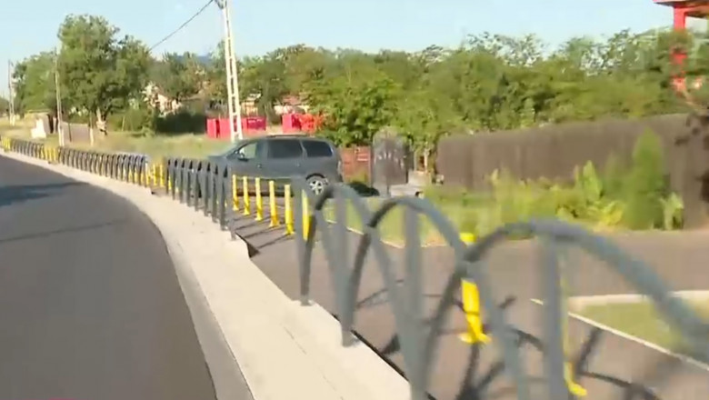 O pista de biciclete pe bani europeni injumatateste trotuarul si le da batai de cap oamenilor. „Important e ca s-a facut ceva frumos" Imagine