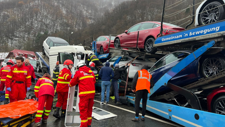 O platforma auto cu masini Tesla spulberata pe Valea Oltului de alta, care transporta autoturisme second hand Imagine
