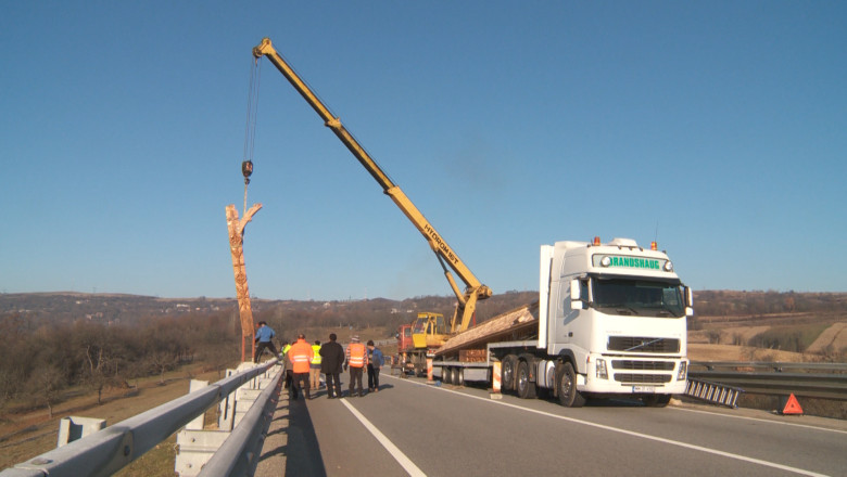 O poarta maramureseana de 3 tone a fost montata la limita dintre Salaj si Maramures Imagine
