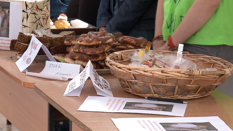 O prajitura pentru salvarea unei vieti. Liceenii din Raducaneni vand dulciuri pentru tratamentul unui fost coleg Imagine