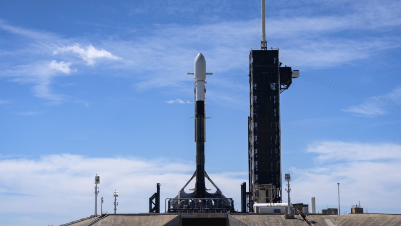O racheta Falcon 9 lanseaza astazi noi sateliti pentru Internet. Este cea de-a 100-a misiune SpaceX din acest an Imagine