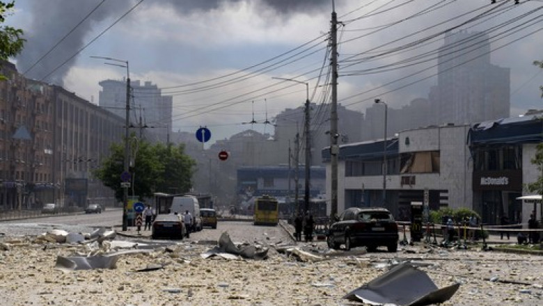 O racheta ruseasca a facut ravagii in centrul Ucrainei. Autoritatile se tem ca mai multe persoane sunt ingropate sub daramaturi - VIDEO Imagine