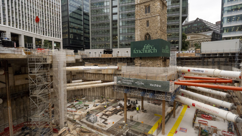 „O realizare inginereasca fara precedent”: turla unei biserici din Londra, suspendata la peste 13 metri deasupra unui santier Imagine