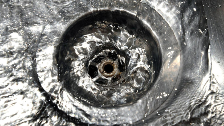 O regiune din Franta a interzis apa de la robinet. „Mi se pare infricosator. Chiar daca nu mai bem apa, tot vom fi expusi” Imagine