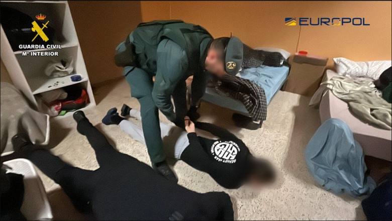 O retea care exploata refugiati ucraineni in fabrici ilegale de tigari, destructurata in Spania. Milioane de euro au fost confiscate Imagine