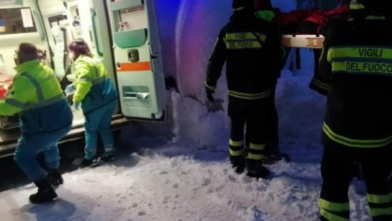 O romanca surprinsa de o furtuna de zapada in Italia a fost gasita inghetata a doua zi. Langa ea au fost descoperiti morti si cainii ei Imagine
