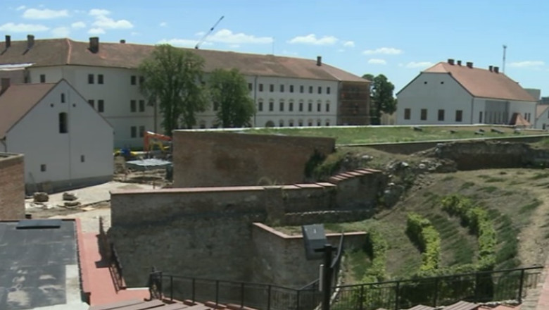 O ruina zace de ani buni nefolosita. Cetatea Medievala din Oradea, afectata de imaginea unei cladiri abandonate Imagine