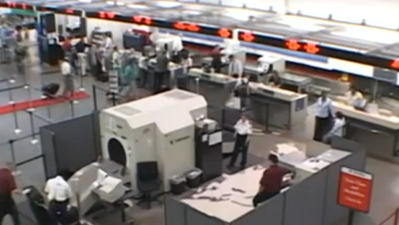 O rusoaica a murit dupa un control pe aeroport Imagine