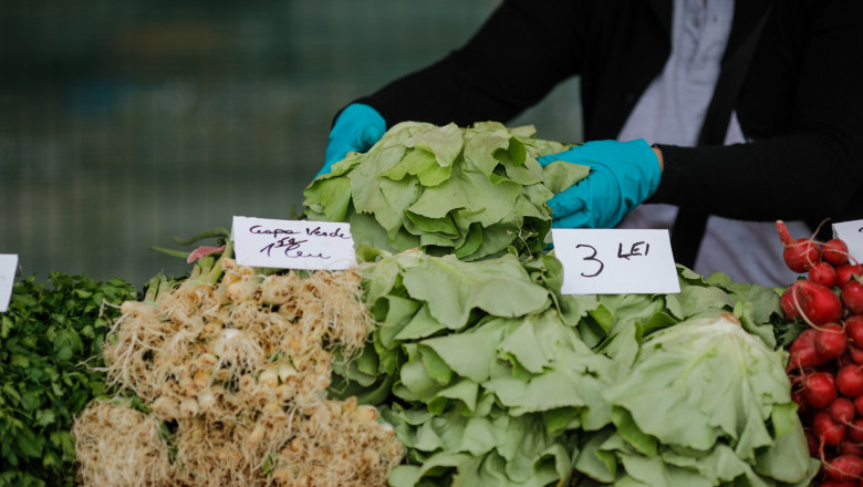O salata facuta acasa poate contine 10 pesticide. Cum ajung in legume si fructe si de ce nu putem scapa de unele substante Imagine