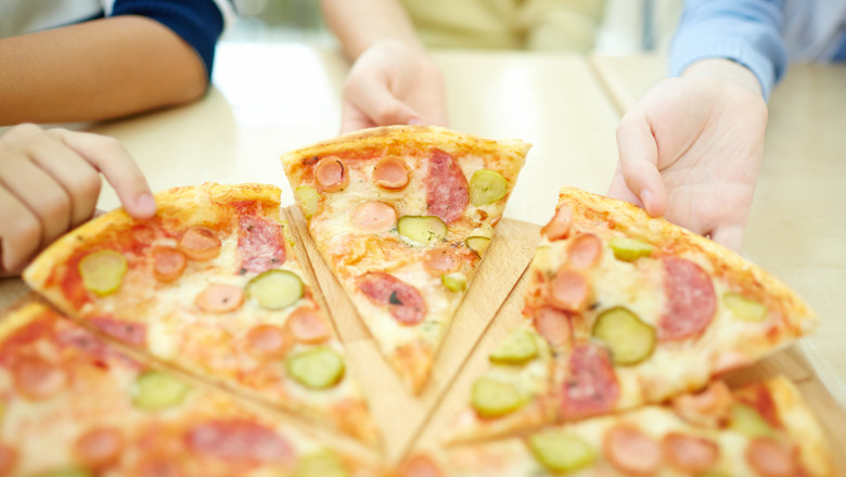 O scoala din Gorj le da copiilor kebab si pizza la masa de pranz. Primar: E o rugaminte a elevilor si a parintilor Imagine