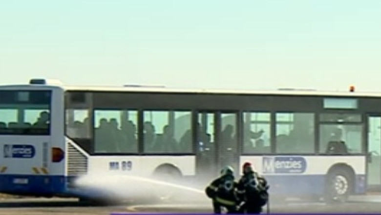 O simulare de accident aviatic a fost facuta in autobuz. Salvatorii au scapat o „victima” de pe targa Imagine