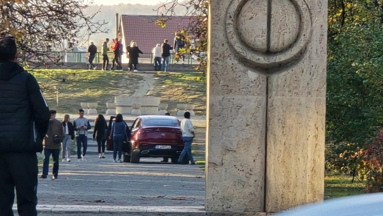 O soferita a ajuns in Parcul Central din Targu Jiu: a trecut pe sub Poarta Sarutului si s-a oprit langa Masa Tacerii. Amenda primita Imagine