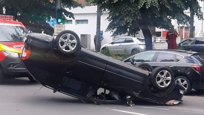 O soferita a ajuns la spital dupa ce a lovit cu masina doua vehicule parcate, apoi s-a rasturnat pe plafon Imagine