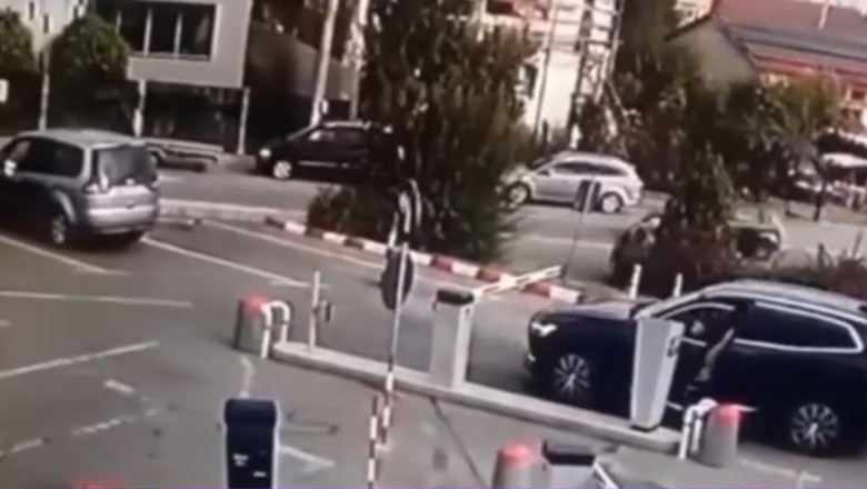 O soferita a distrus doua masini, dupa ce a oprit la bariera pentru un tichet de parcare la mall. Ce amenda a primit Imagine