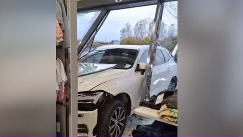 O soferita a intrat cu masina in vitrina unui magazin de haine, dupa ce a incurcat pedalele Imagine