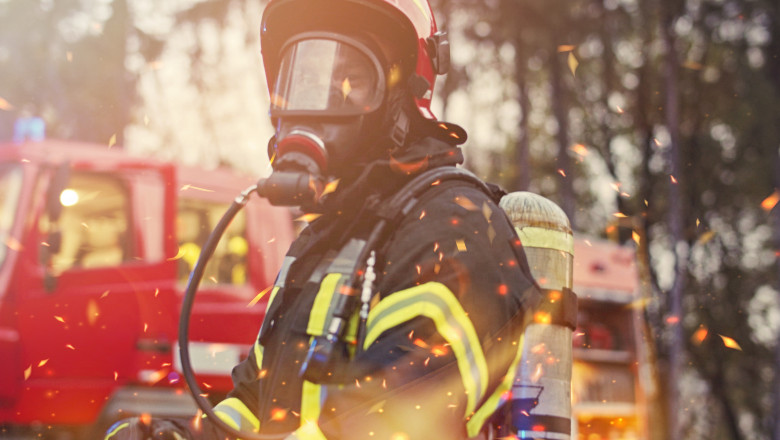 O sotie de pompier din Arad a incendiat de 5 ori gospodariile vecinilor, doar ca sa-i vada pe pompieri cum vin sa stinga focul Imagine