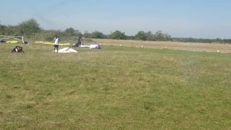 O sportiva din Serbia care participa la un concurs de zbor cu parapanta la Cisnadie a cazut de la 15 metri inaltime Imagine